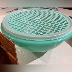 Vintage Tupperware colander with strainer seal jadeite